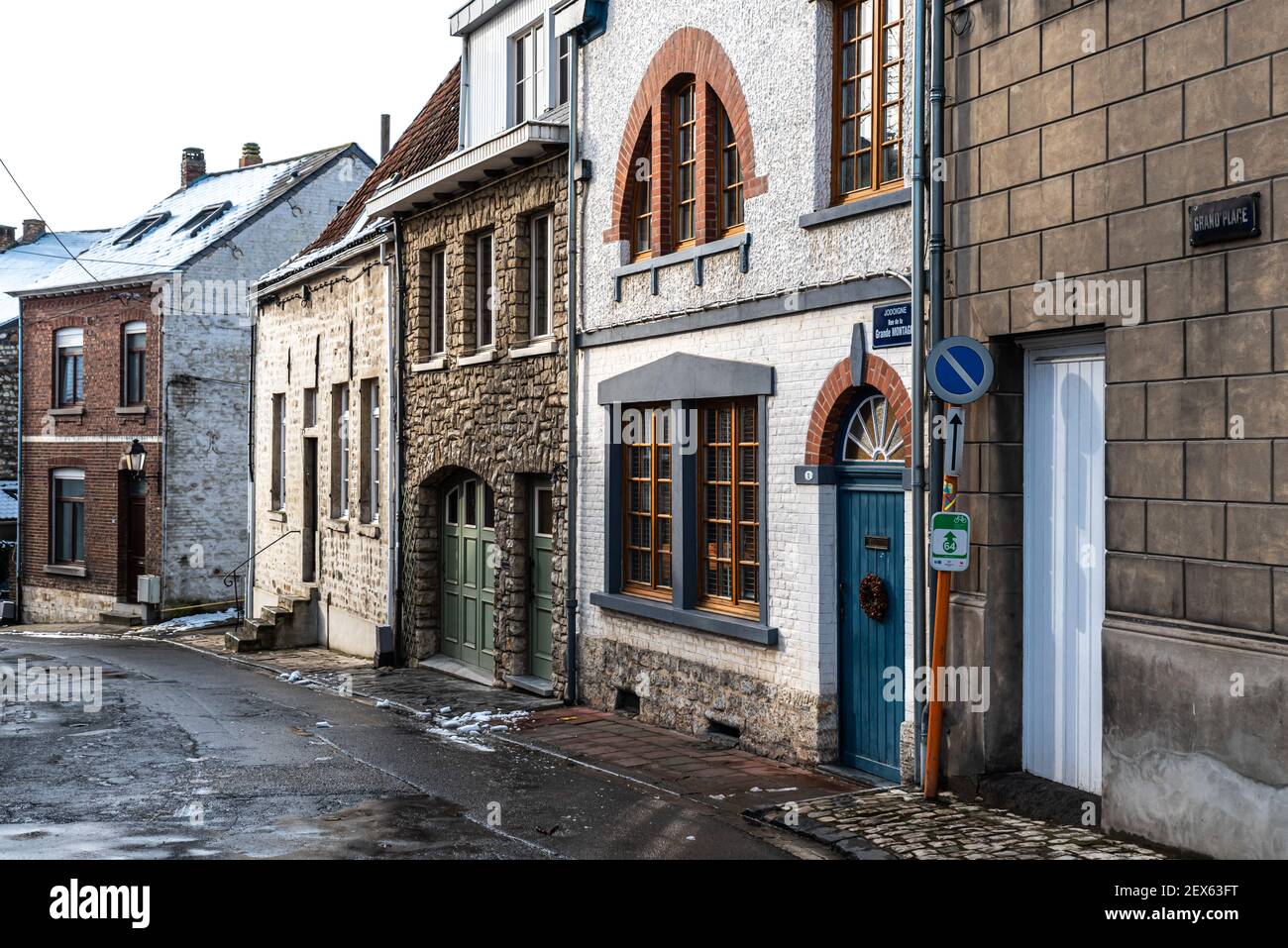 Jodoigne, Vallonia - Belgio - 01 23 2021: Strada tradizionale nel centro storico, chiamato Rue de la Grande Montagne Foto Stock