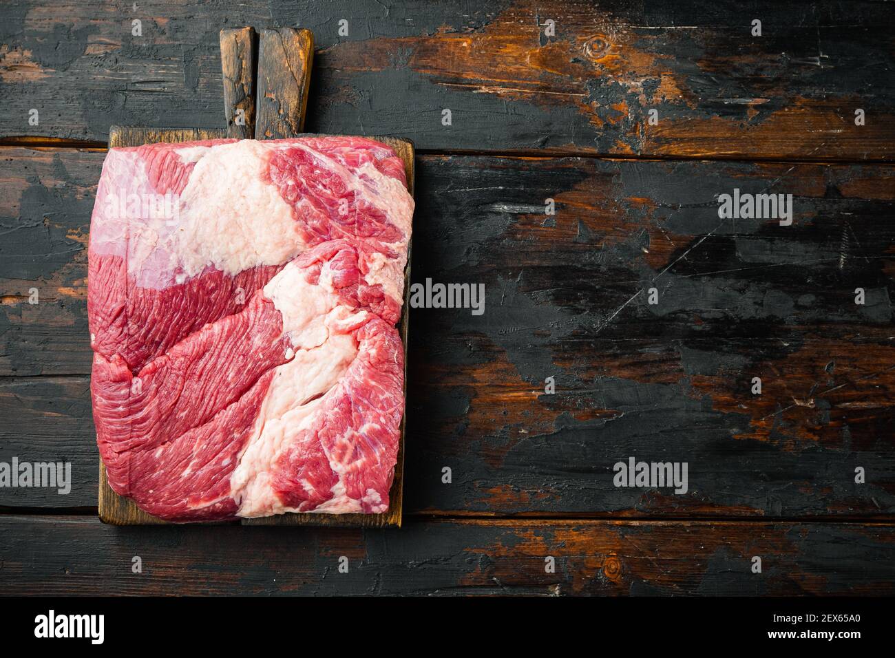 Punta Brisket, manzo crudo Brisket Carne Set, su vecchio tavolo di legno scuro sfondo, vista dall'alto piatto, con spazio copia per il testo Foto Stock
