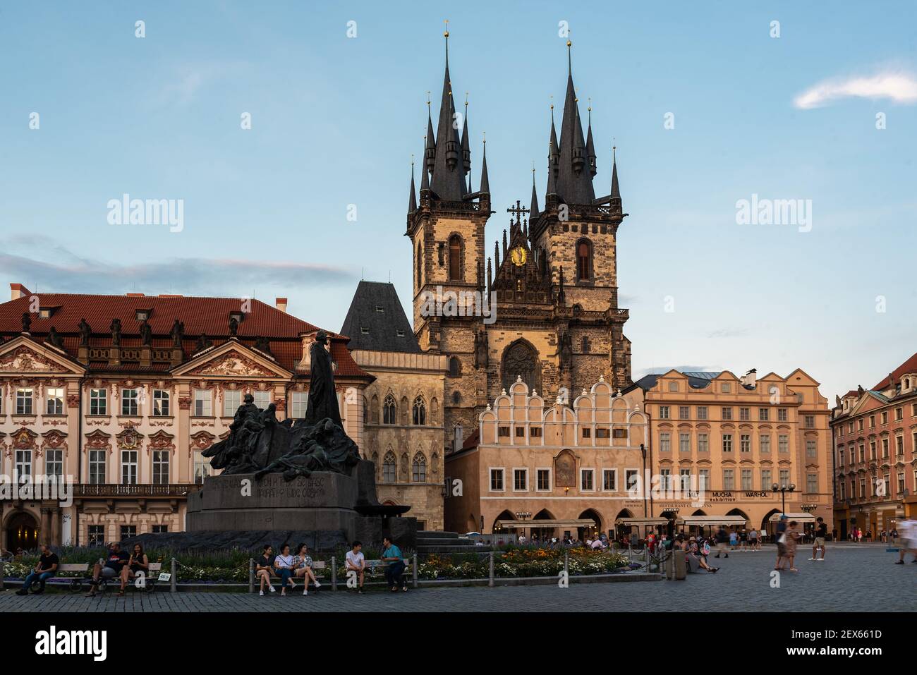 Praga - Repubblica Ceca - 08 01 2020: La Piazza della Città Vecchia al tramonto con la Chiesa di nostra Signora prima che Týn torri sullo sfondo Foto Stock