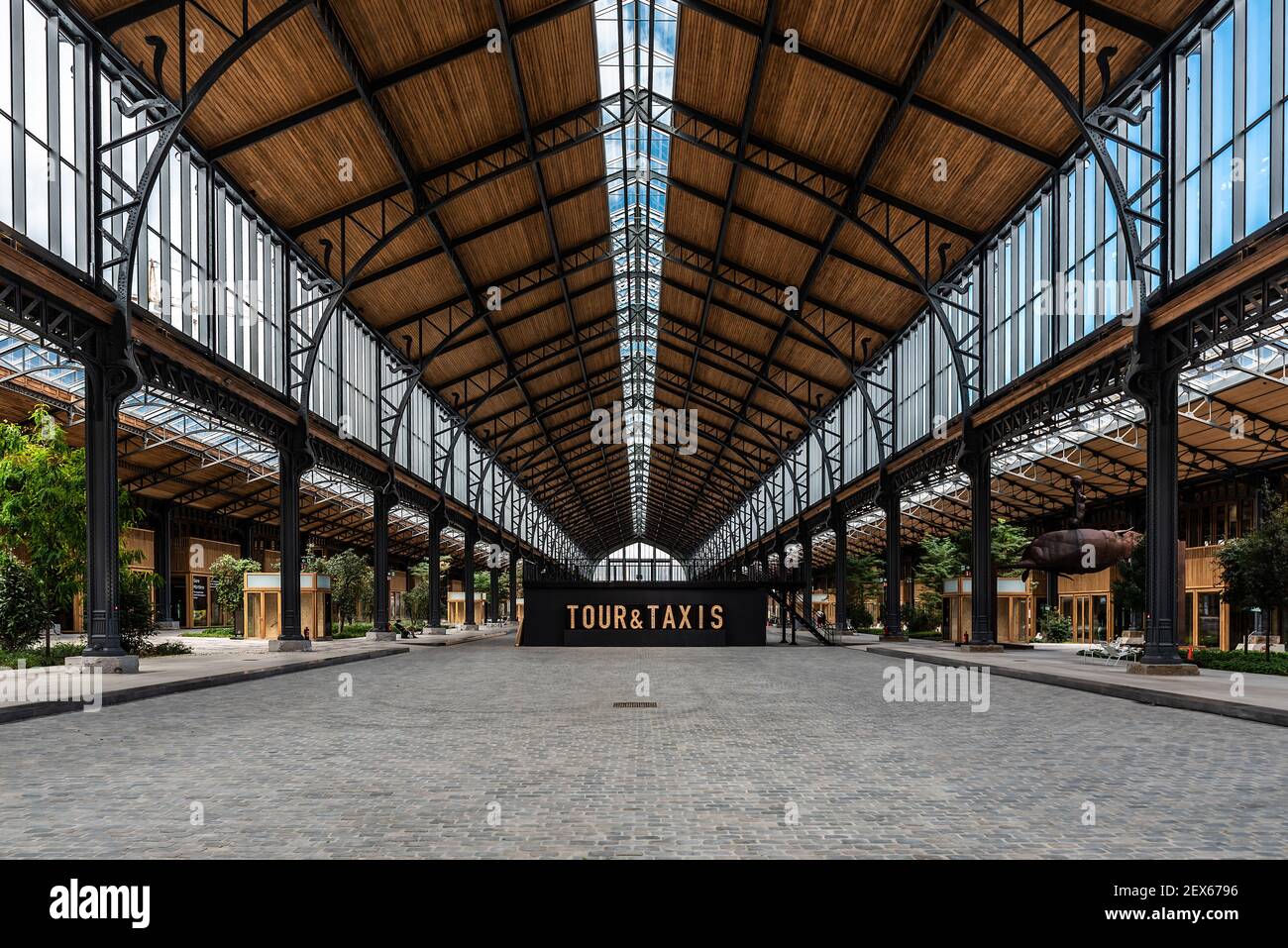 Bruxelles centro città / Belgio - 30 08 2020: Design interno in stile Liberty del Royal Depot al Tour and Taxis eventhall Foto Stock