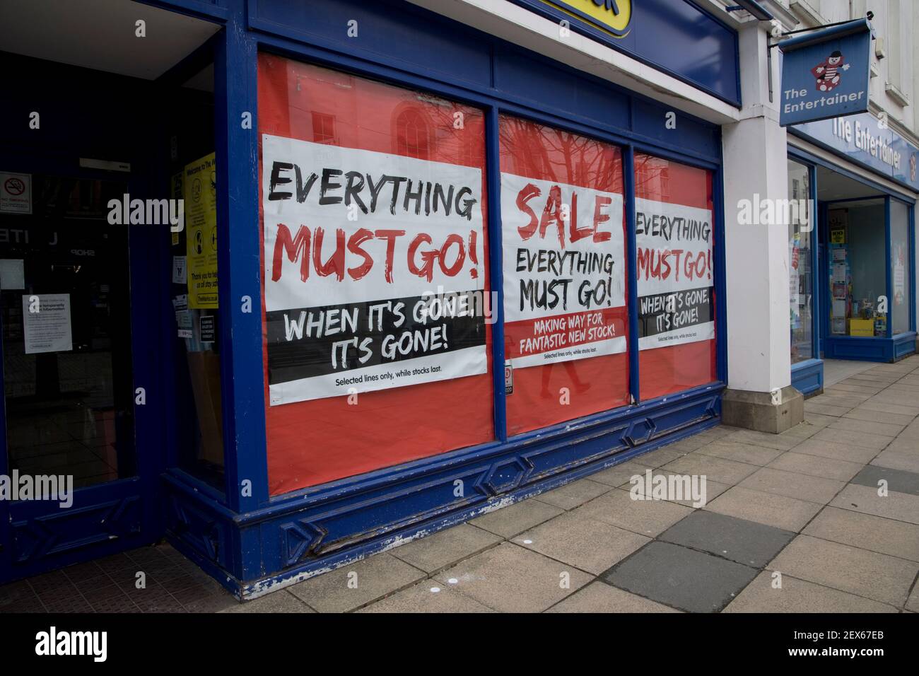 Vendita tutto deve andare spruzzato attraverso le finestre dei negozi a Cheltenham High Street Foto Stock