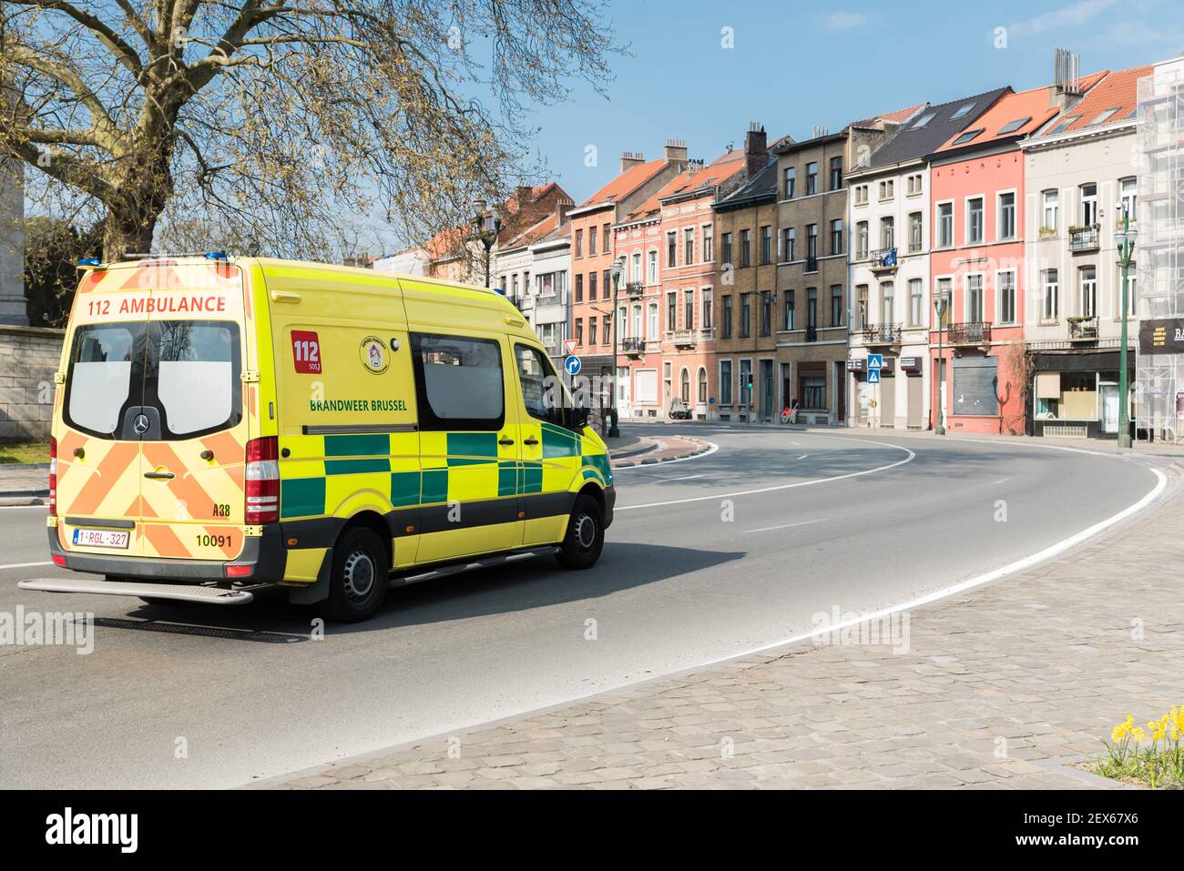 Laeken, Bruxelles capitale Regione / Belgio - 04 09 2020: Ambulanza gialla che guida per le strade per una chiamata di emergenza Foto Stock