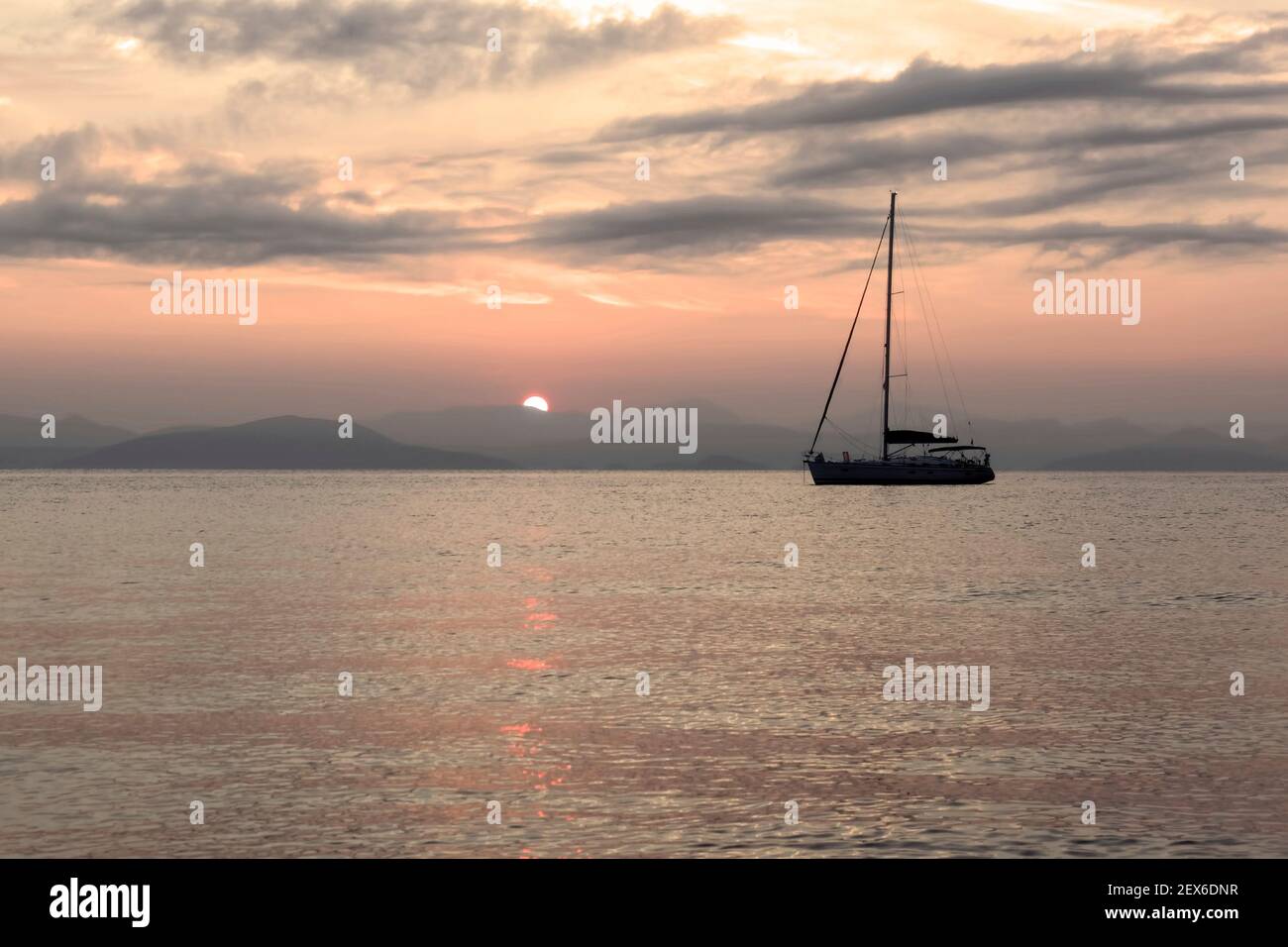alba al largo della costa di Corfù Grecia. Foto Stock