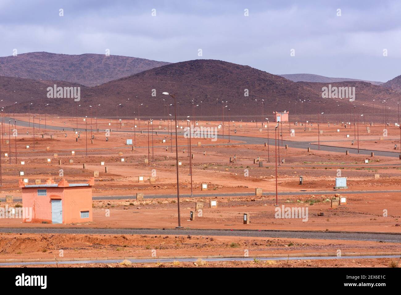 Marocco, servizi per un futuro layout di suddivisione per la costruzione di case nel deserto Foto Stock