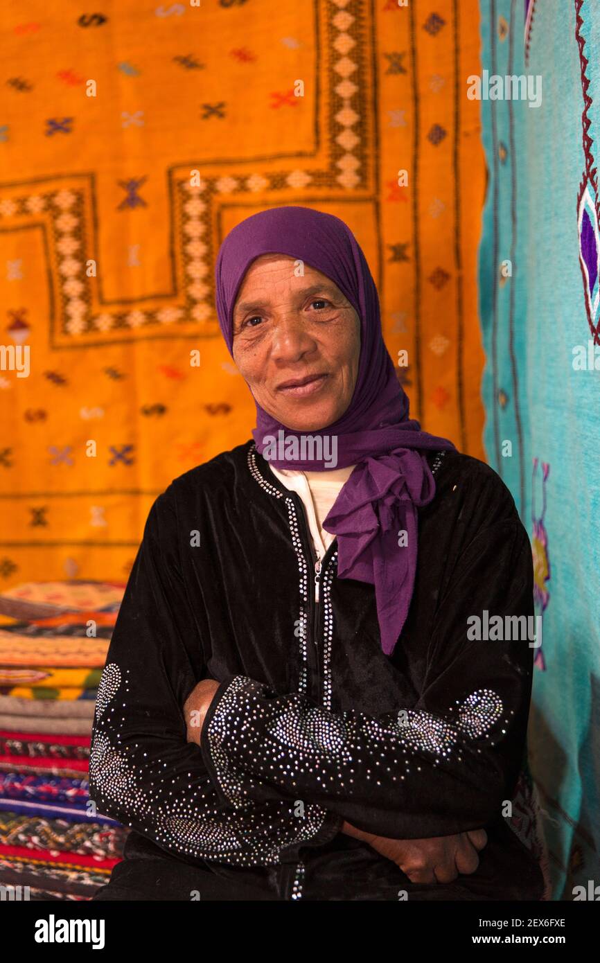 Marocco, Ksar di Ait Benhaddou, ritratto di un tessitore di tappeti Foto Stock