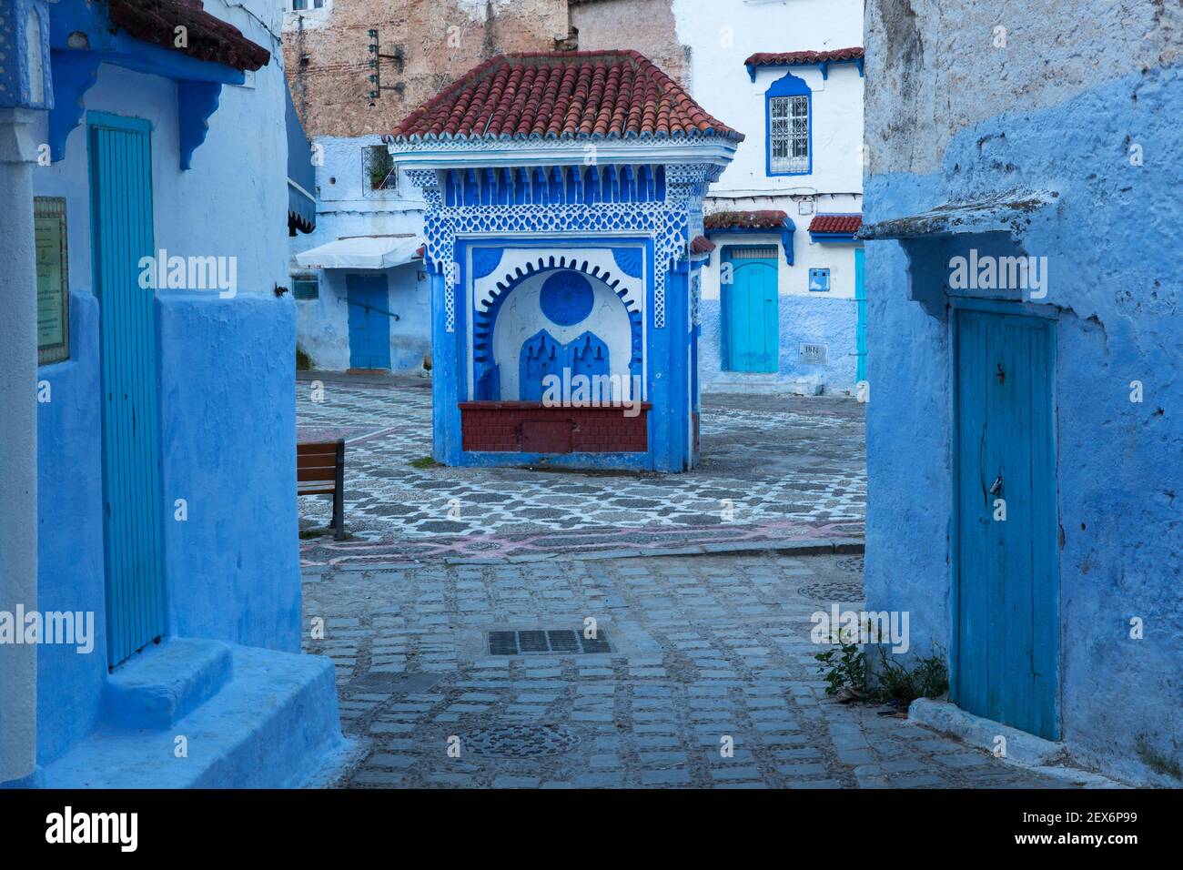 Marocco, Chefchaouen, architettura di bianco e indaco limewashed edifici Foto Stock