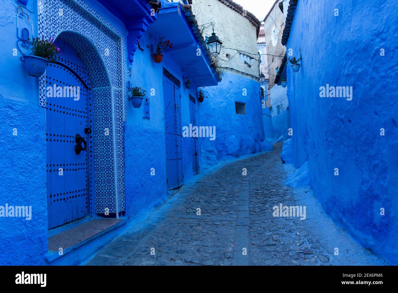 Marocco, Chefchaouen, 'la città blu' architettura indaco lime edifici lavati Foto Stock