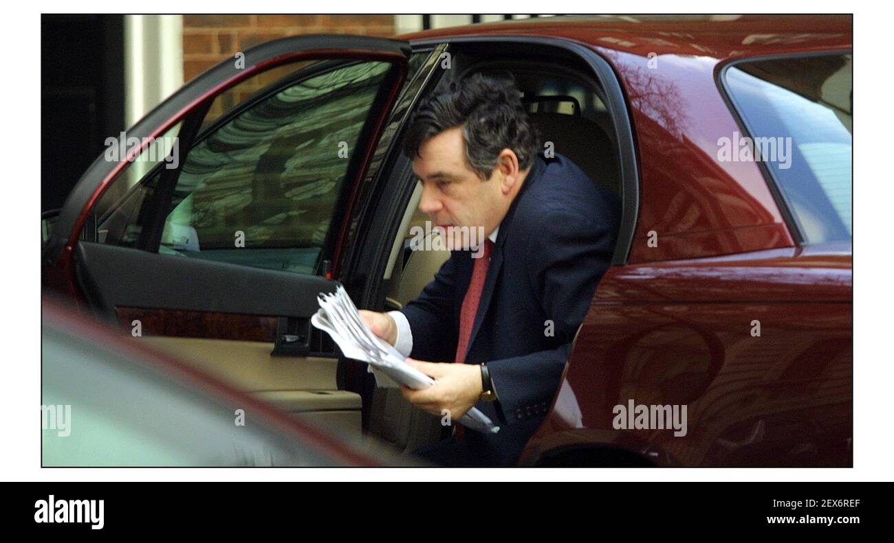 Gordon Brown in Downing Street oggi davanti al dibattito di guerra nei comuni. pic David Sandison 18/3/2003 Foto Stock