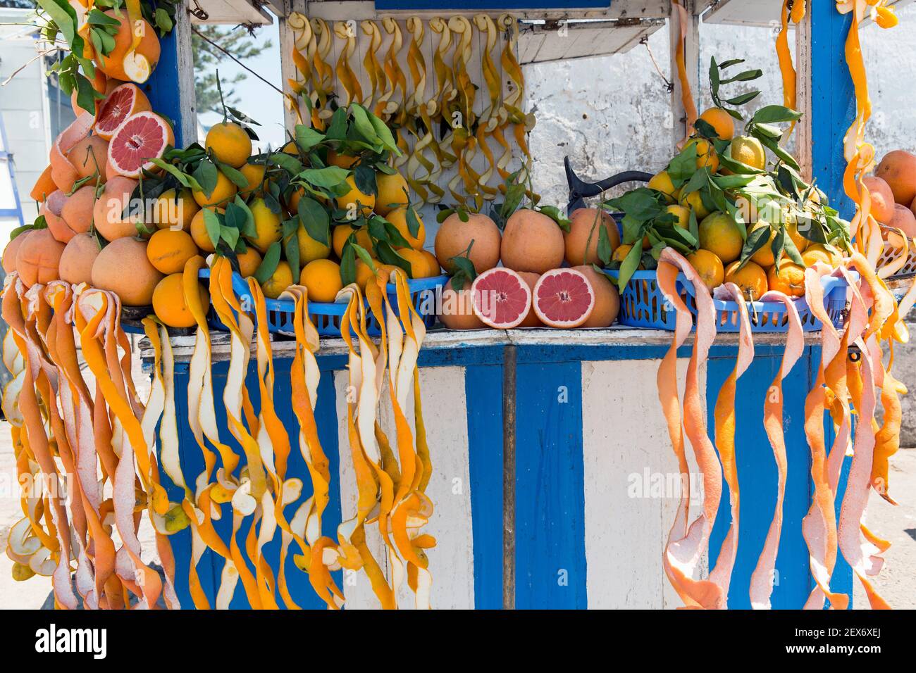 Marocco, Essaouira, stand di frutta che vende arance e pompelmo Foto Stock