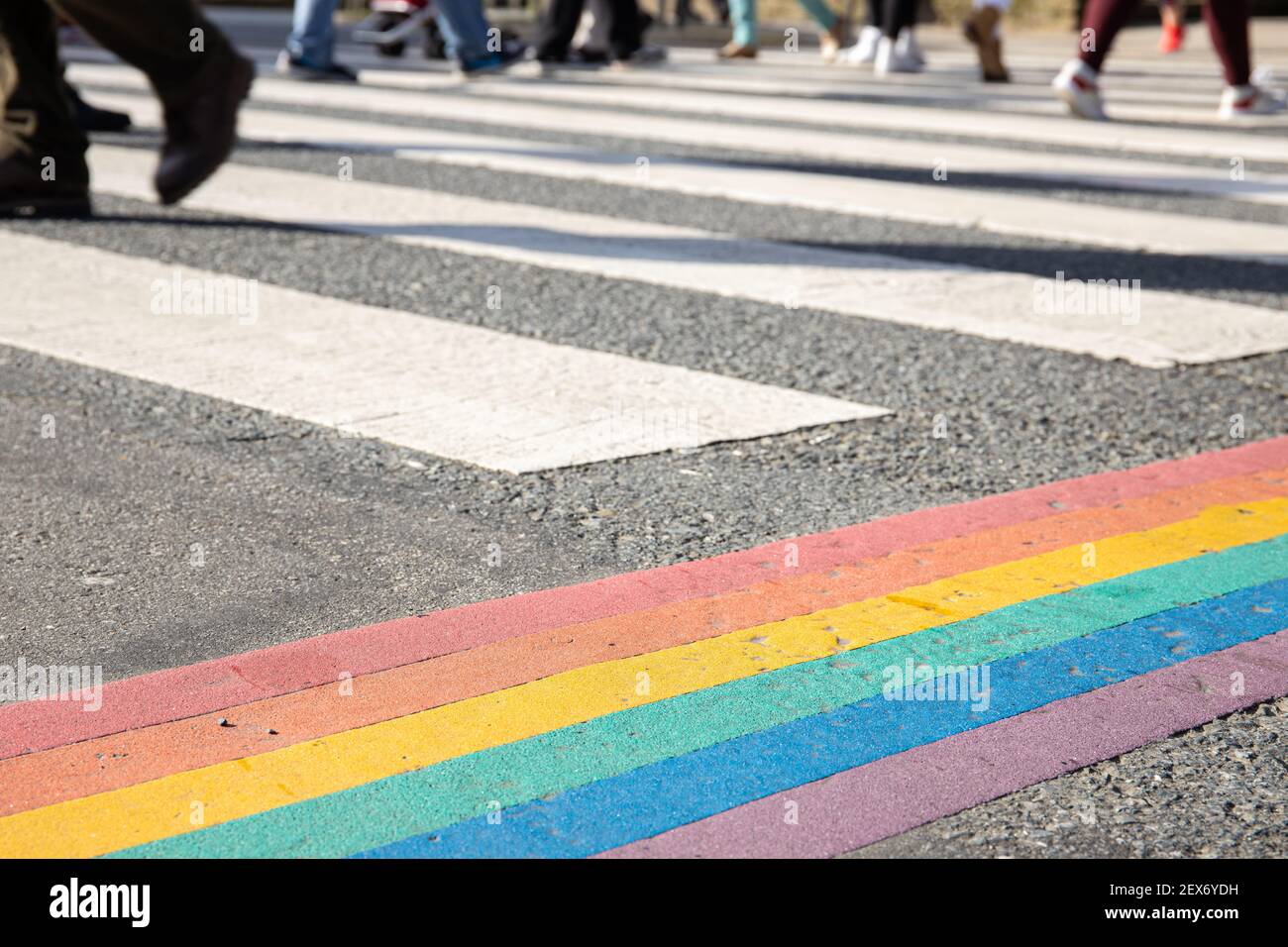 Bandiera dell'arcobaleno, bandiera dell'orgoglio gay o bandiera dell'orgoglio LGBTQ dipinta su asfalto. Decorazione del passaggio della città Foto Stock