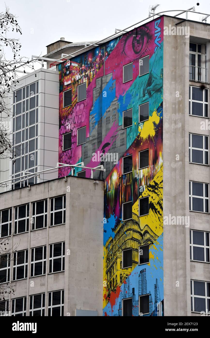 Southampton Row, Holborn, Londra, Regno Unito. 4 Marzo 2021. Il più grande murale di Londra dell'artista di strada Dan Kitchener sulle pareti del NYX Hotel London, Holborn. Credit: Matthew Chpicle/Alamy Live News Foto Stock