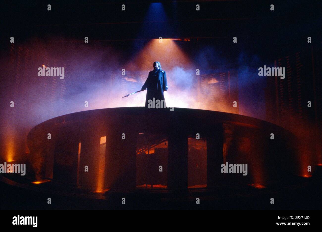 Fuoco di convocazione: Anthony Raffell (Wotan) nella VALKYRIE di Wagner alla English National Opera (ENO), London Coliseum 22/10/1983 direttore: Mark Elder design: Maria Bjornson regista: David Pountney Foto Stock