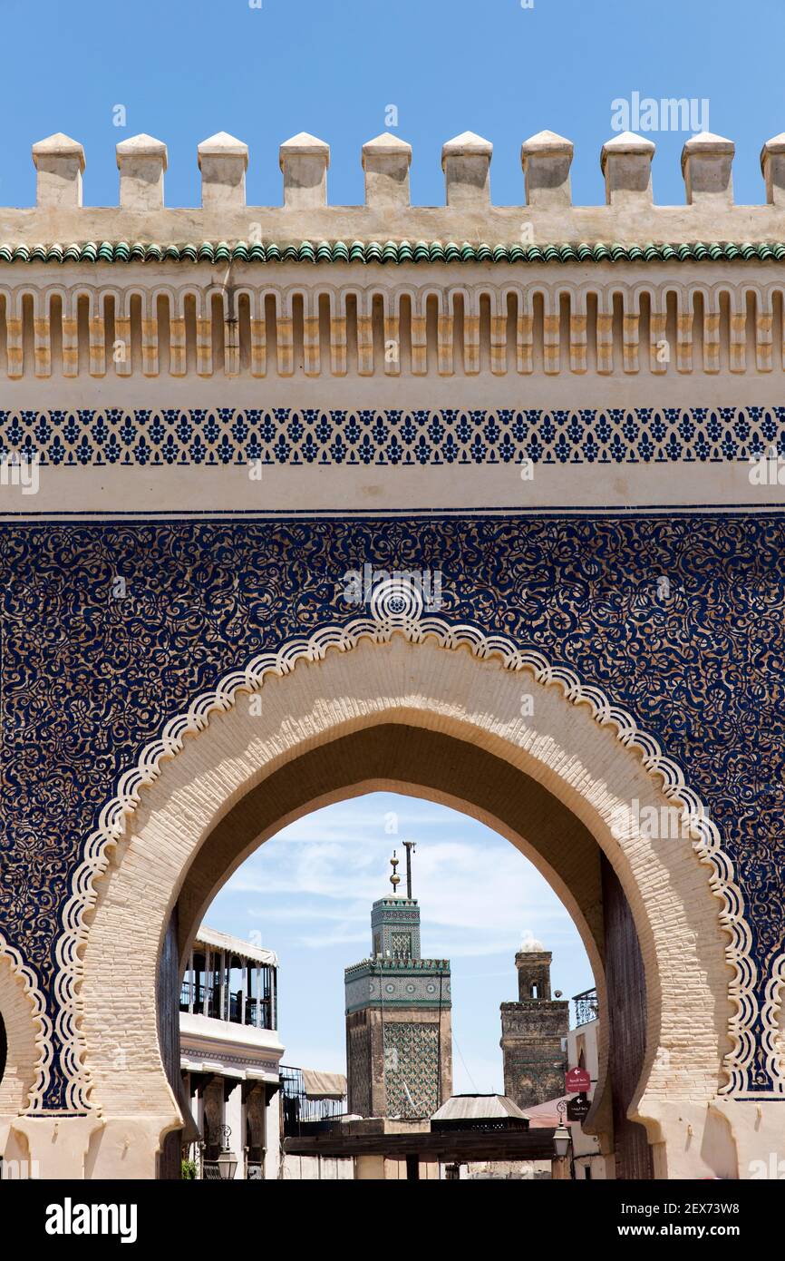Il Marocco,Fez, Bab Boujeloud, costruito 1913 porta monumentale e principale entrata in Fez el-Bali Foto Stock