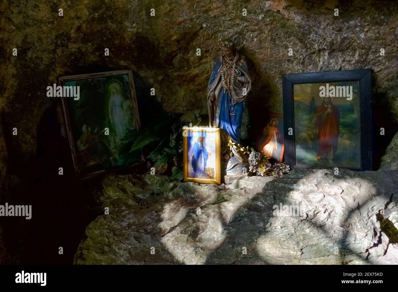 molte vecchie foto religiose in una grotta mentre camminando dentro le montagne Foto Stock