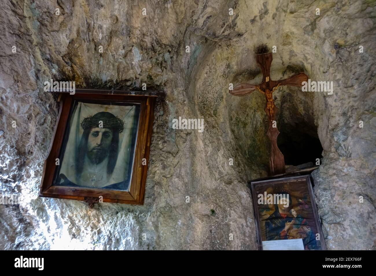 immagini e croci con gesù in una vecchia grotta in le montagne Foto Stock