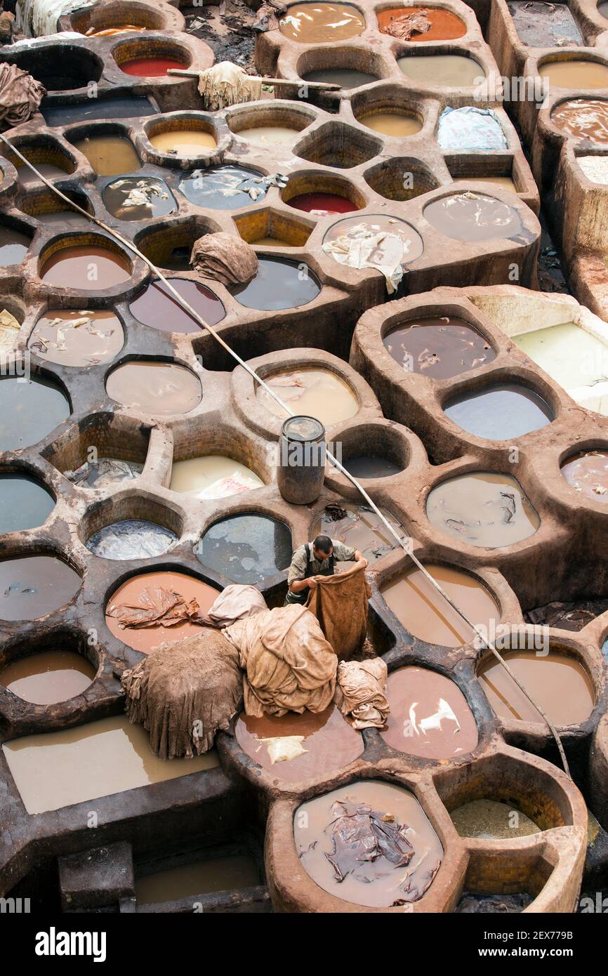 Marocco, Fez, le concerie di Fez, panoramica dei tini utilizzati per tingere o tingere pelli Foto Stock