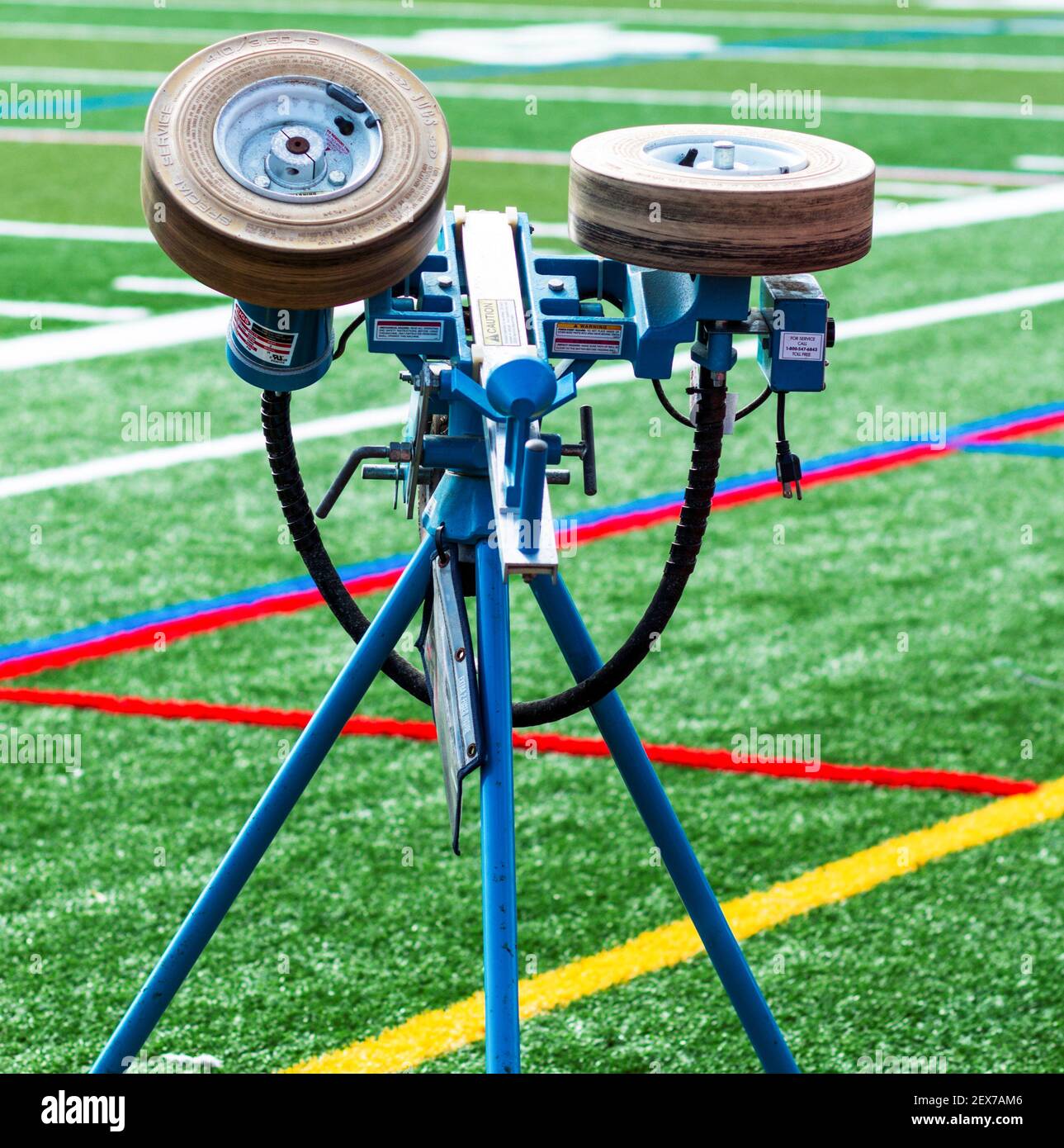 West Islip, New Yok, USA - 12 luglio 2018: Una macchina da calcio blu tossing caraffe su un campo erboso utilizzato per passare ai ricevitori nel campo estivo. Foto Stock