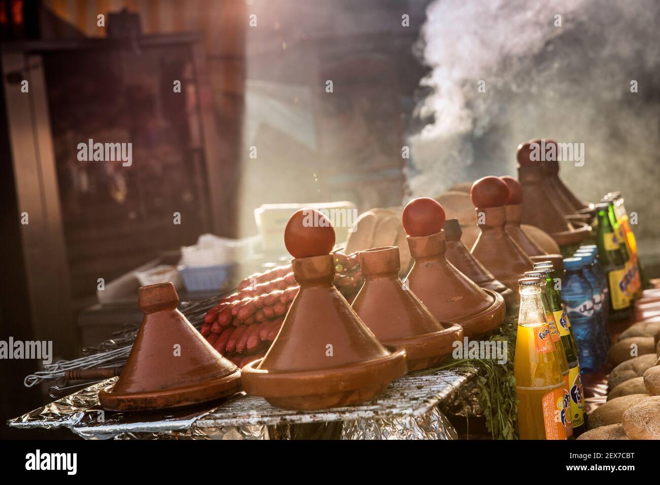 Marocco, Meknes, tagine pentole di cottura con vapore e fumo che si alzano dalla luce solare posteriore Foto Stock