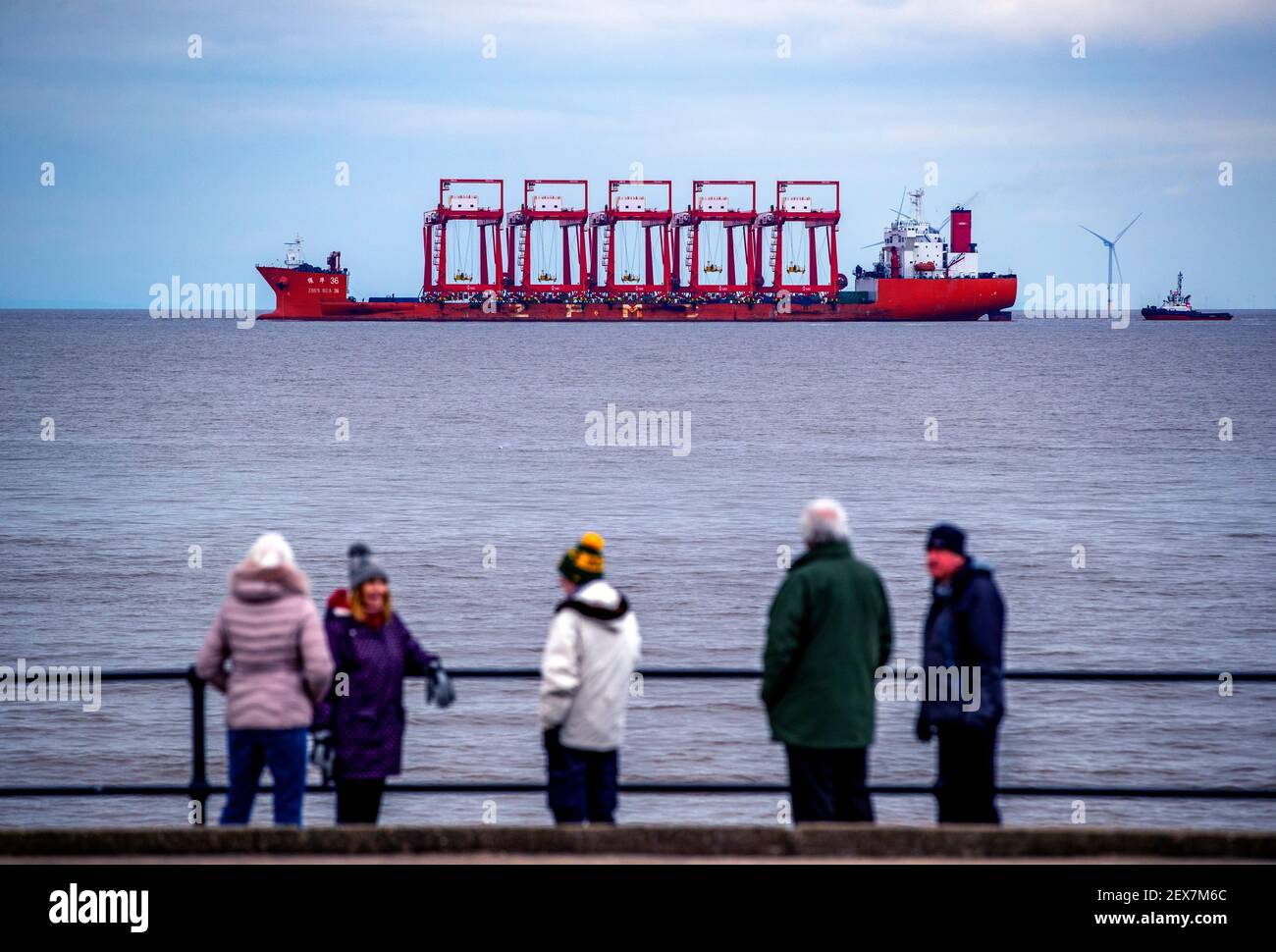 Le gru a portale montate su guida a sbalzo passano per il parco eolico Burbo Bank vicino a Crosby, Liverpool. Prodotte dal produttore cinese Zhenhua Heavy Industries Co le gru sono le prime di due consegne a bordo dello Zhen Hua 36 di quest'anno e completeranno il progetto Liverpool2 da £400 milioni. Il grande carico in arrivo da Shanghai avrà percorso oltre 11,831 miglia nautiche. Data immagine: Giovedì 4 marzo 2021. Foto Stock