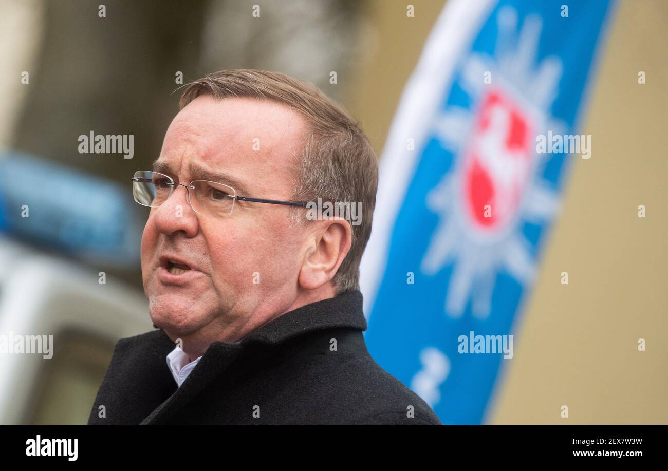 04 marzo 2021, bassa Sassonia, Hannover: Boris Pistorius (SPD), ministro degli interni della bassa Sassonia, si trova nella direzione della polizia centrale della bassa Sassonia. La vaccinazione prioritaria dei poliziotti è iniziata in bassa Sassonia. Foto: Julian Stratenschulte/dpa Foto Stock