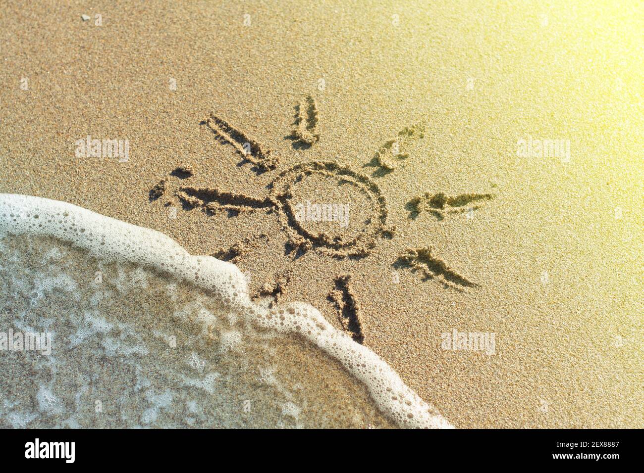 Sole che si affaccia su una spiaggia Foto Stock