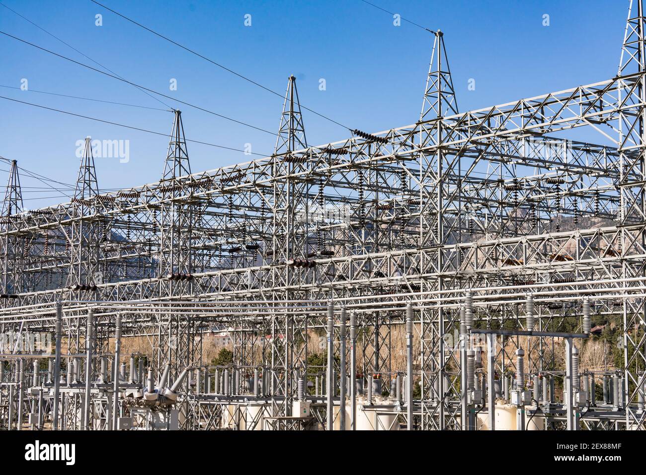 Stazione di generazione elettrica con montagne sullo sfondo Foto Stock