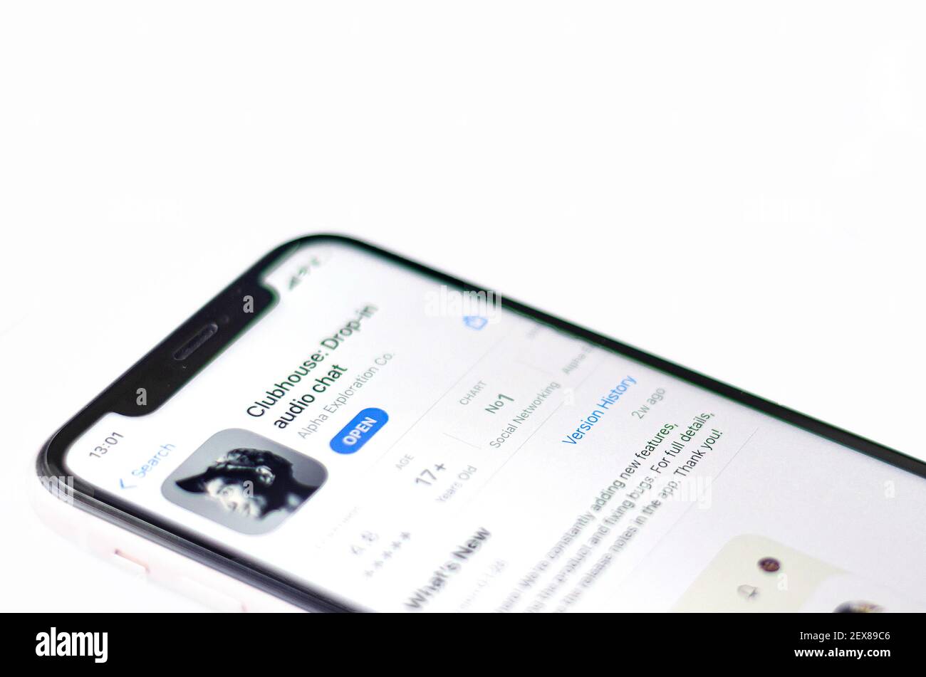 Visualizzazione dell'applicazione di chat audio drop-in Clubhouse sullo schermo dello smartphone Foto Stock