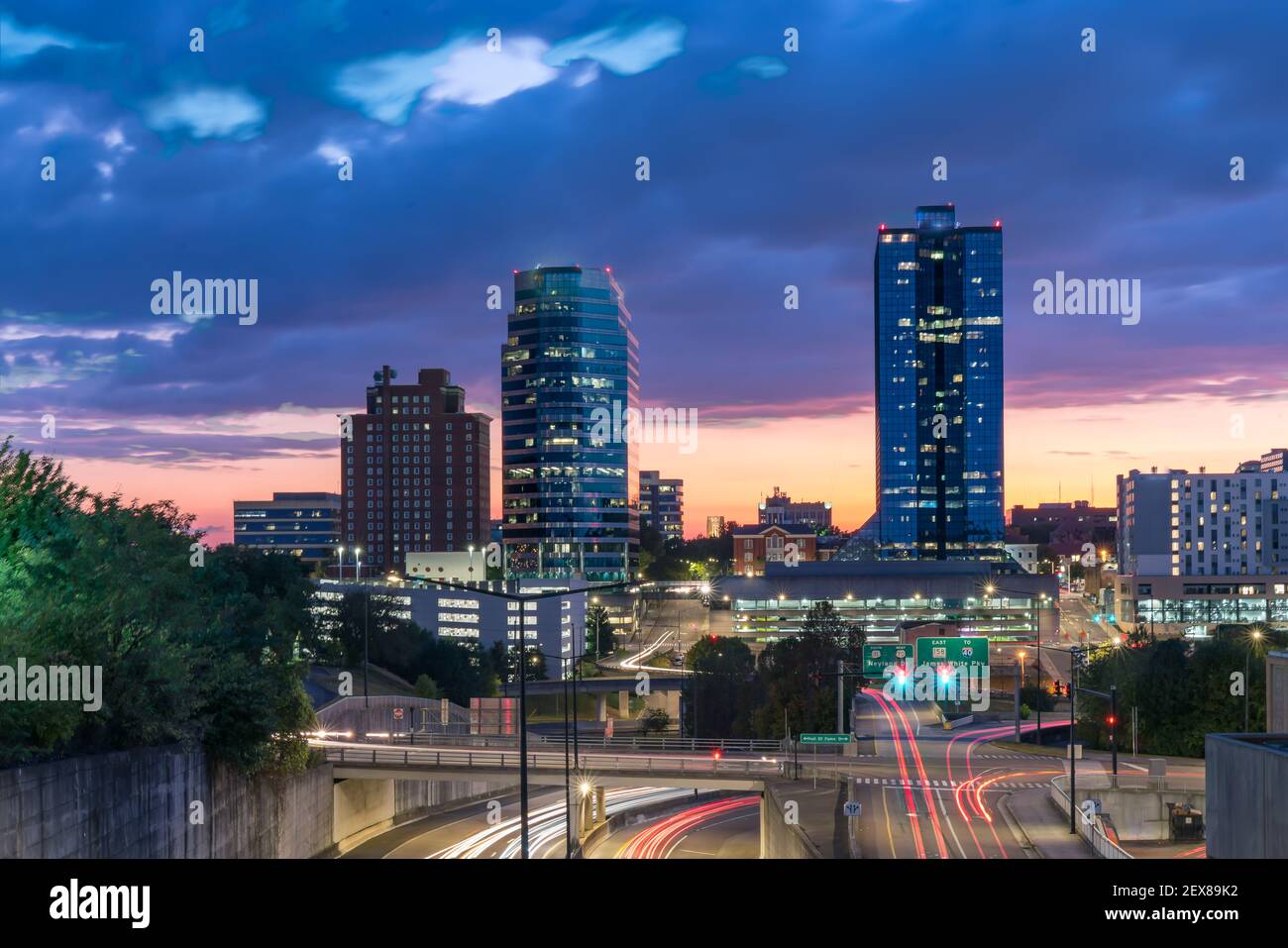 Skyline notturno del centro di Knoxville, Tennessee, dopo il tramonto Foto Stock