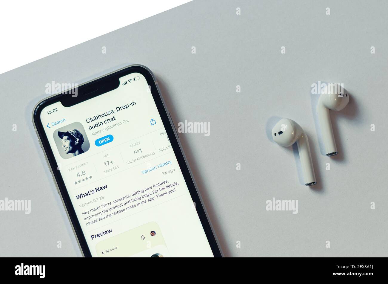Visualizzazione dell'applicazione di chat audio drop-in Clubhouse sullo schermo dello smartphone Foto Stock