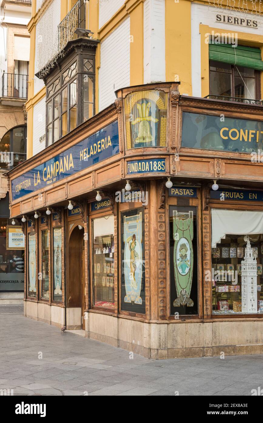 Il La Campana e Confiteria Heladeria, un dolce tradizionale e il negozio di  dolci di Siviglia città vecchia spagna con un raffinato negozio finestra e  facciata Foto stock - Alamy