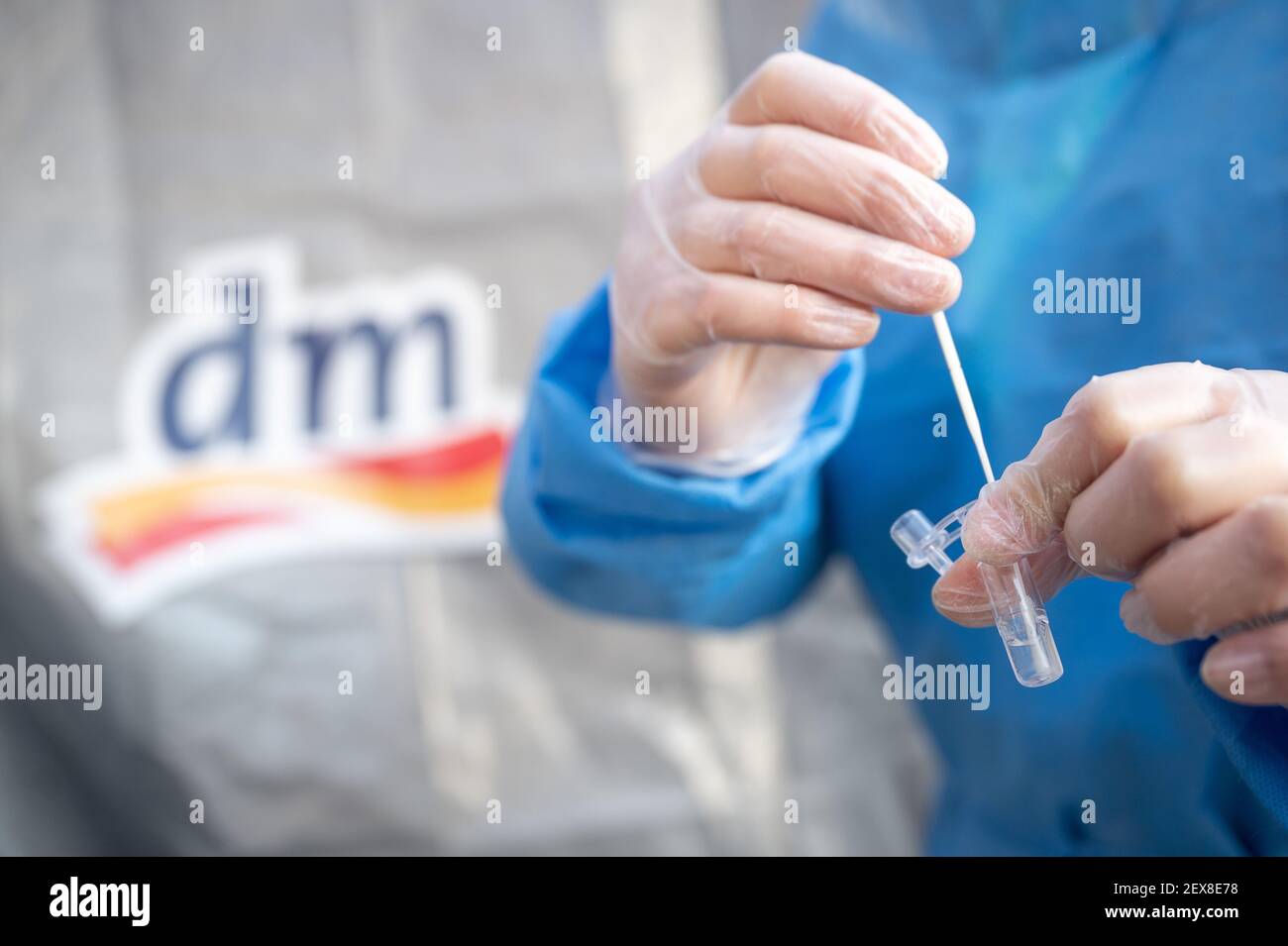 04 marzo 2021, Baden-Wuerttemberg, Karlsruhe: Un assistente medico esegue un test antigenico per il virus della corona durante la presentazione dei centri di test rapidi Corona da parte della catena di farmacia dm. La società ha proposto al governo dello stato di Baden-Württemberg di istituire centri di test rapidi Corona certificati presso i negozi dm dello stato. Foto: Sebastian Gollnow/dpa Foto Stock