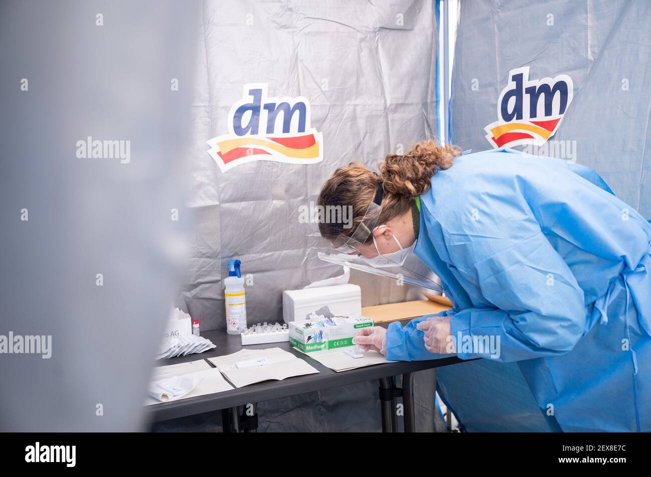 04 marzo 2021, Baden-Wuerttemberg, Karlsruhe: Un assistente medico esegue un test antigenico per il virus della corona durante la presentazione dei centri di test rapidi Corona da parte della catena di farmacia dm. La società ha proposto al governo dello stato di Baden-Württemberg di istituire centri di test rapidi Corona certificati presso i negozi dm dello stato. Foto: Sebastian Gollnow/dpa Foto Stock