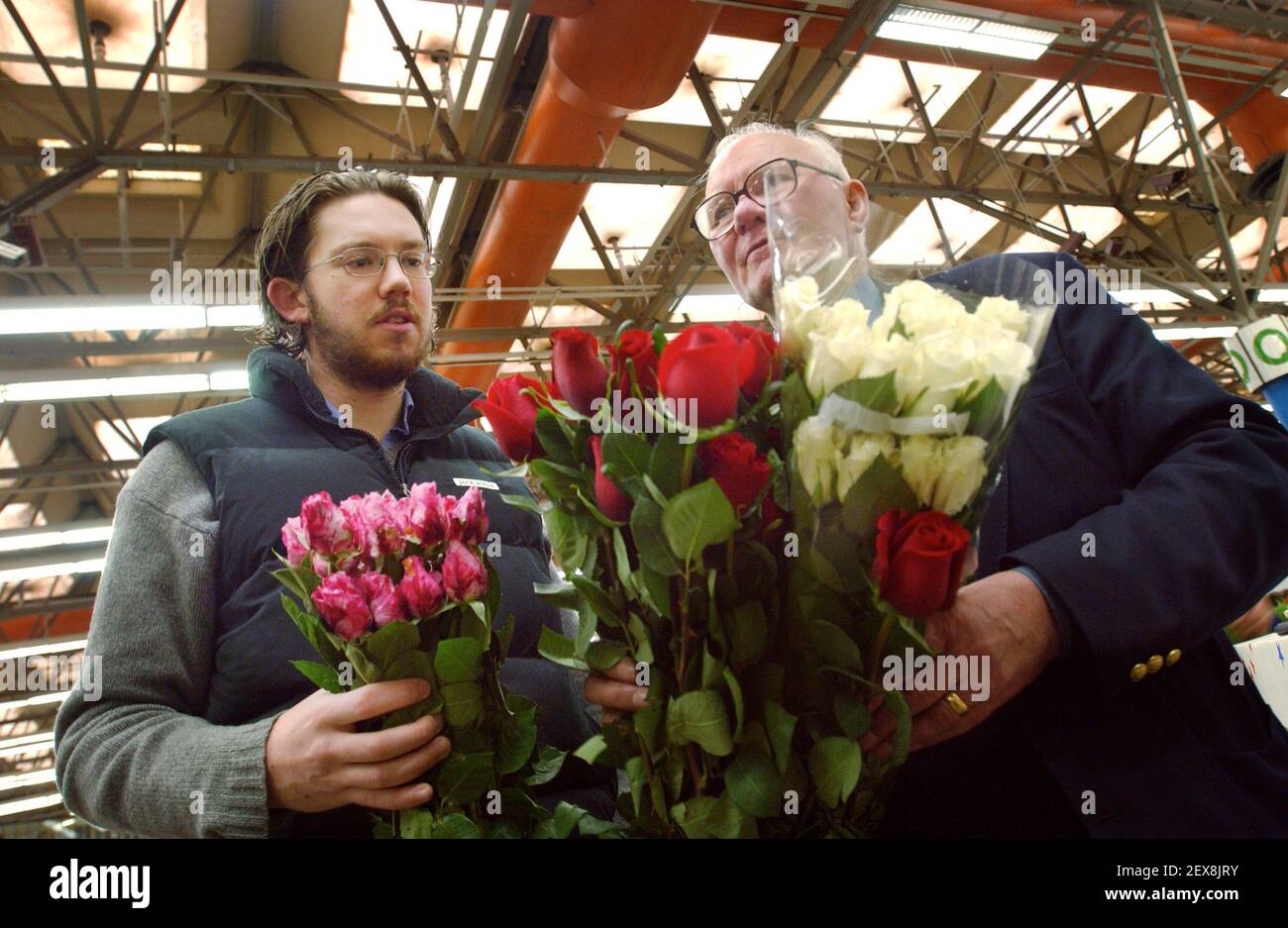 L-R IMPORTATORE DUTTON E GROSSISTA CHARLES GIARDINIERE GUARDARE EQUADOR ROSES AL MERCATO DI COVENT GARDEN.12/2/03 PILSTON Foto Stock