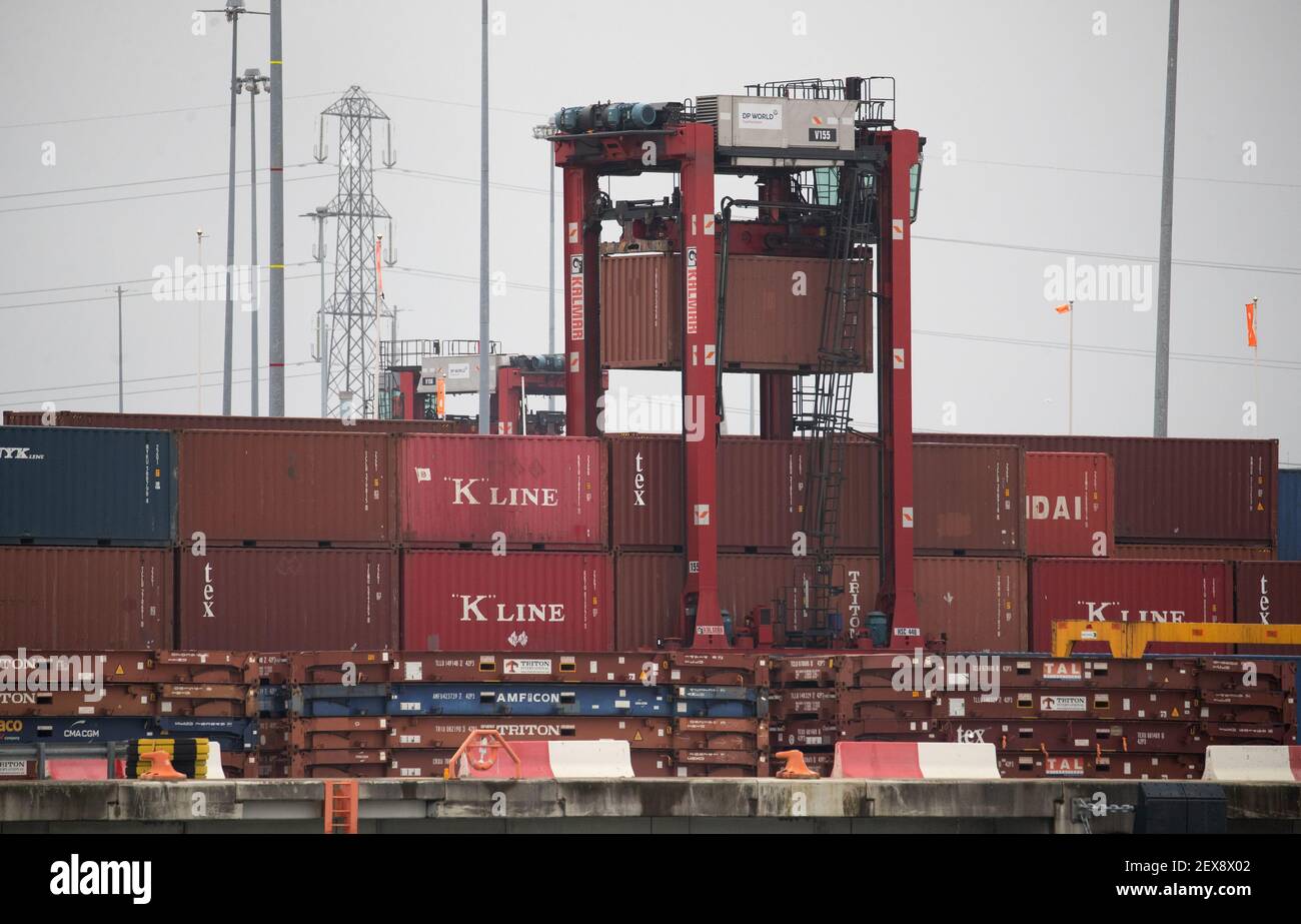 Un carrier a sella sposta un container nel porto di stoccaggio presso il terminal dei container DP World al porto di Southampton. Data immagine: Giovedì 4 marzo 2021. Foto Stock