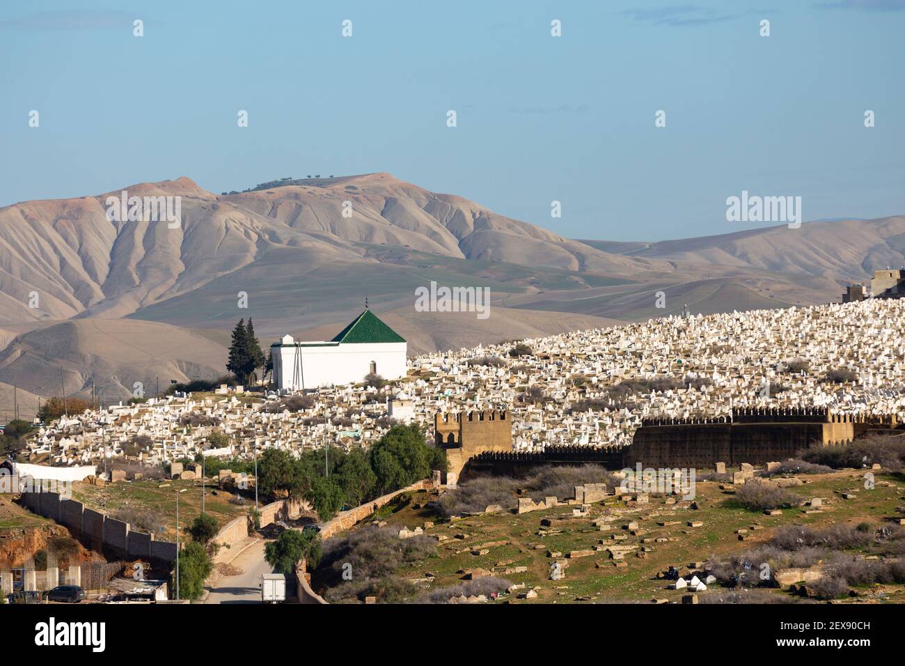 Vista del cimitero di Bab al-Futuh con le montagne sullo sfondo, come si vede dalla terrazza del Palais Faraj, Fes, Marocco Foto Stock