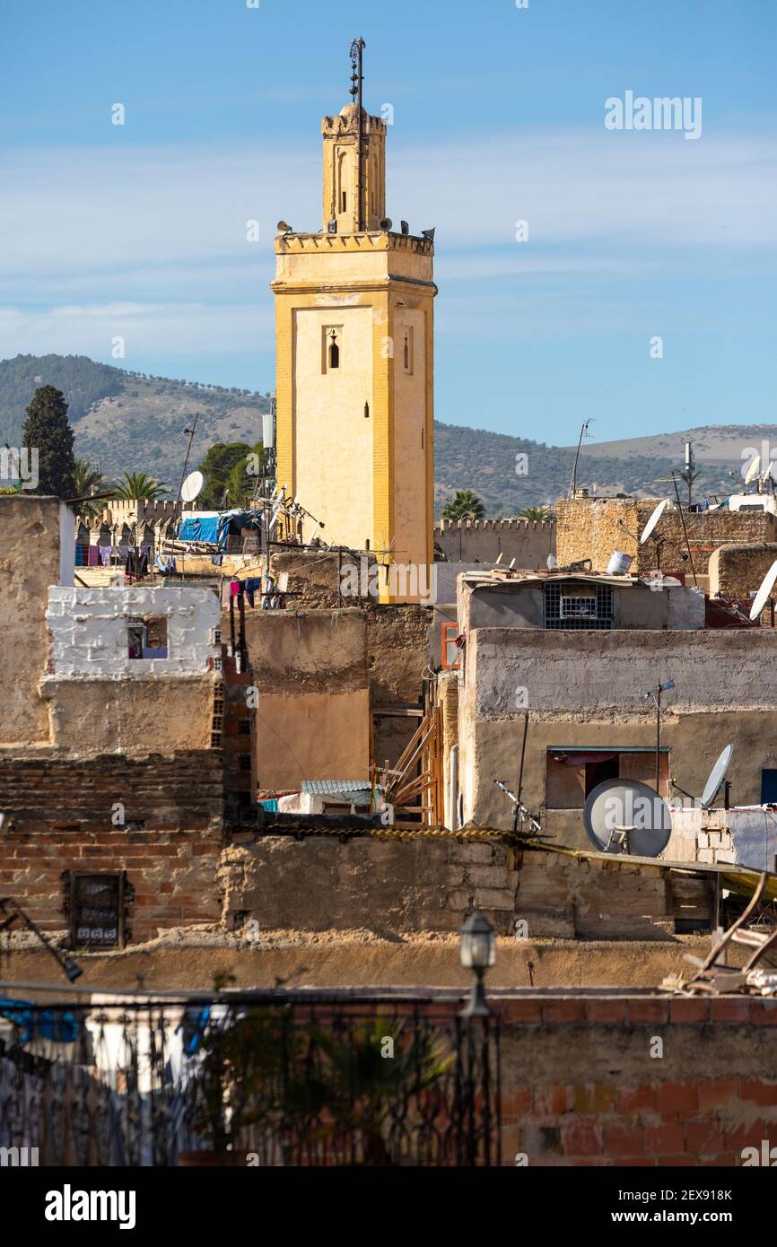 Vista sui tetti della Medina Fes verso un minareto giallo, Fes, Marocco Foto Stock