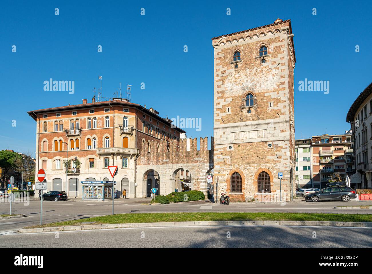 Udine, Italia. 3 marzo 2021. Vista panoramica dell'antica porta della città di Aquileia nel centro della città Foto Stock