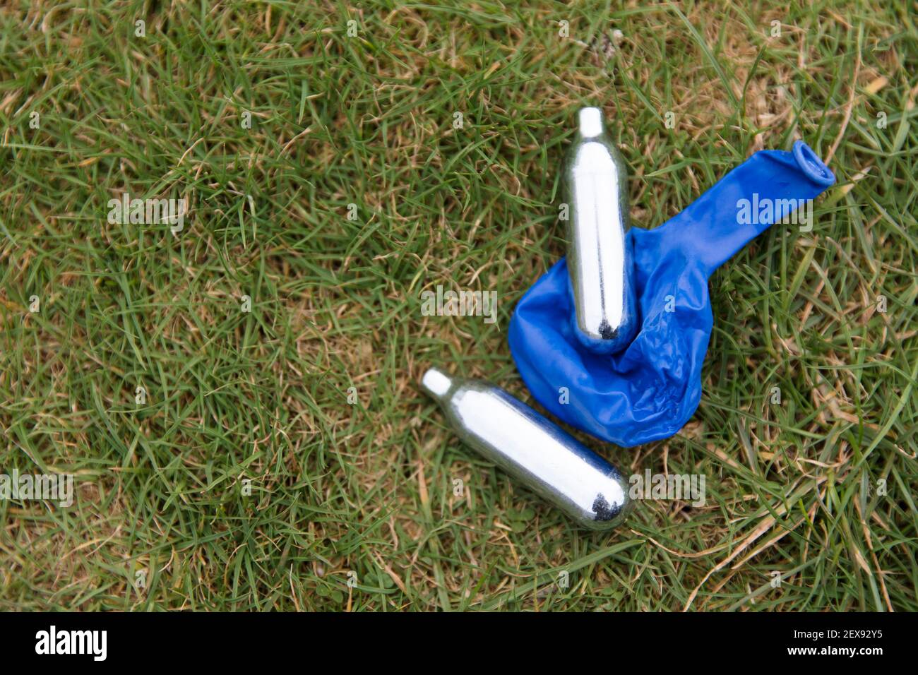 Protossido di azoto bulbi di metallo o ridendo gas uso ricreativo di droga Foto Stock
