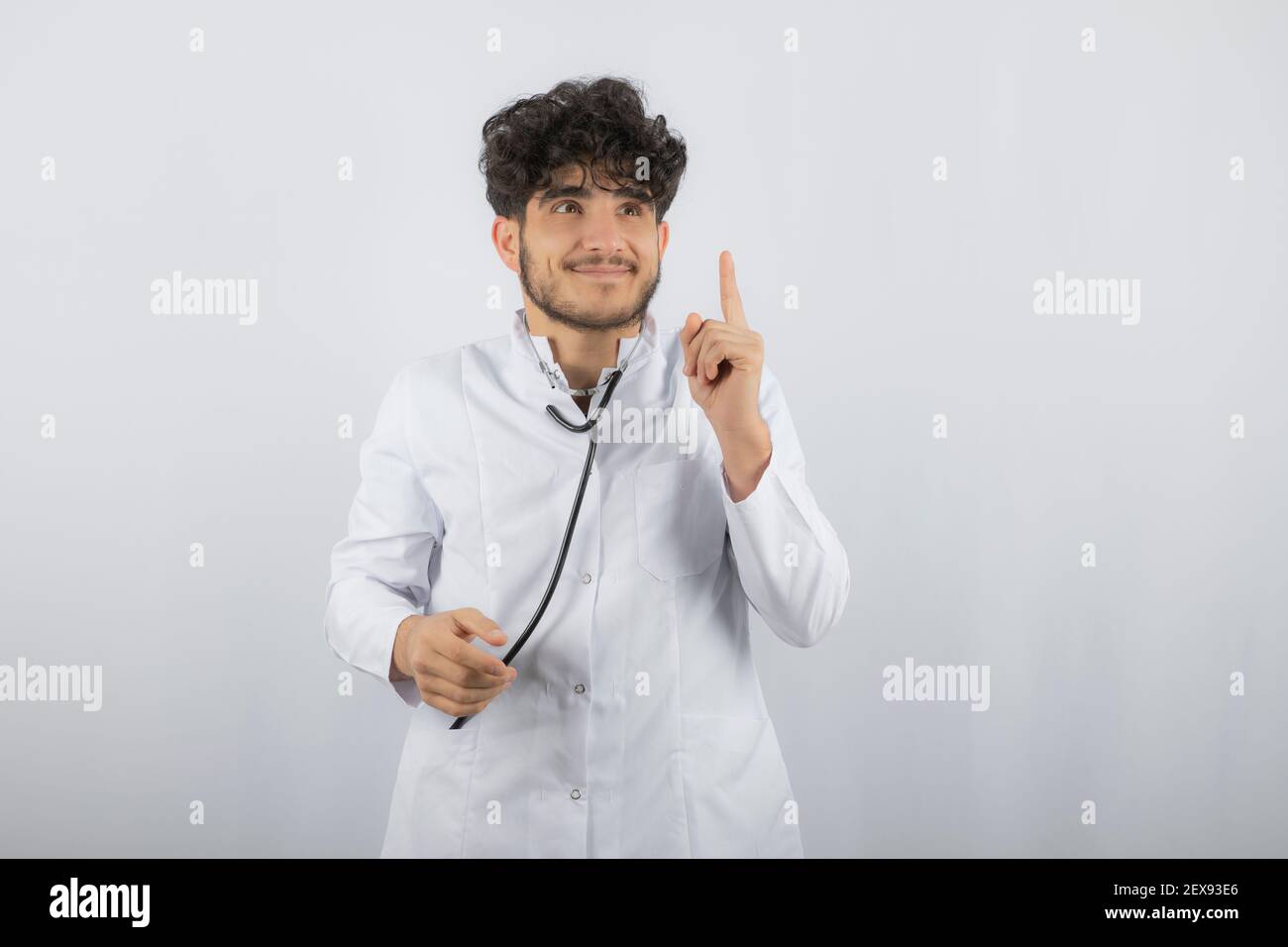 Curly capelli giovane medico ha una buona idea Foto Stock