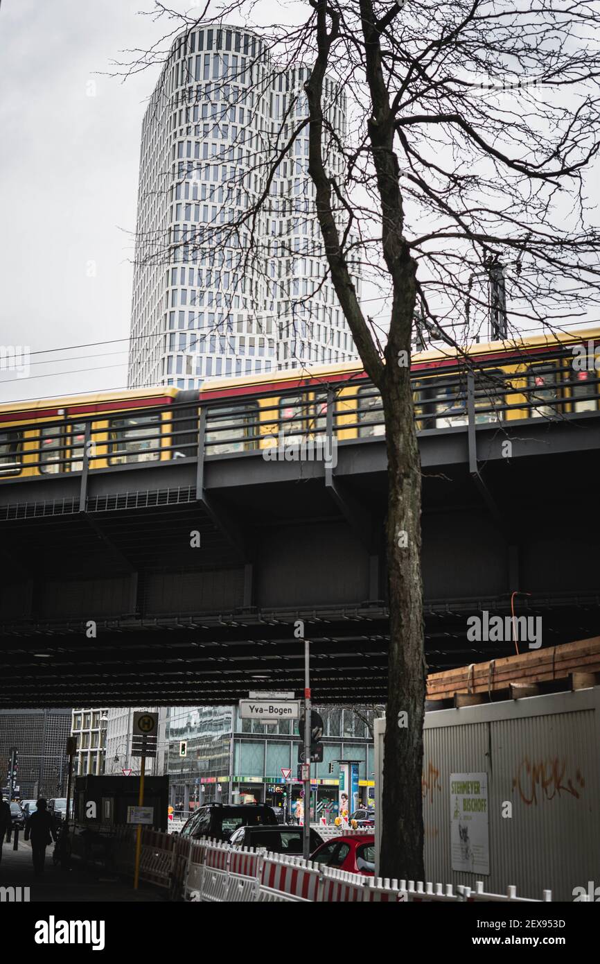 BERLINO, GERMANIA - 26 febbraio 2021: S- Bahn Berlino; Berlins Innenstadt; Berlino; 3 Bildebenen; Vordergrund Mittelgrund Hintergrund Foto Stock