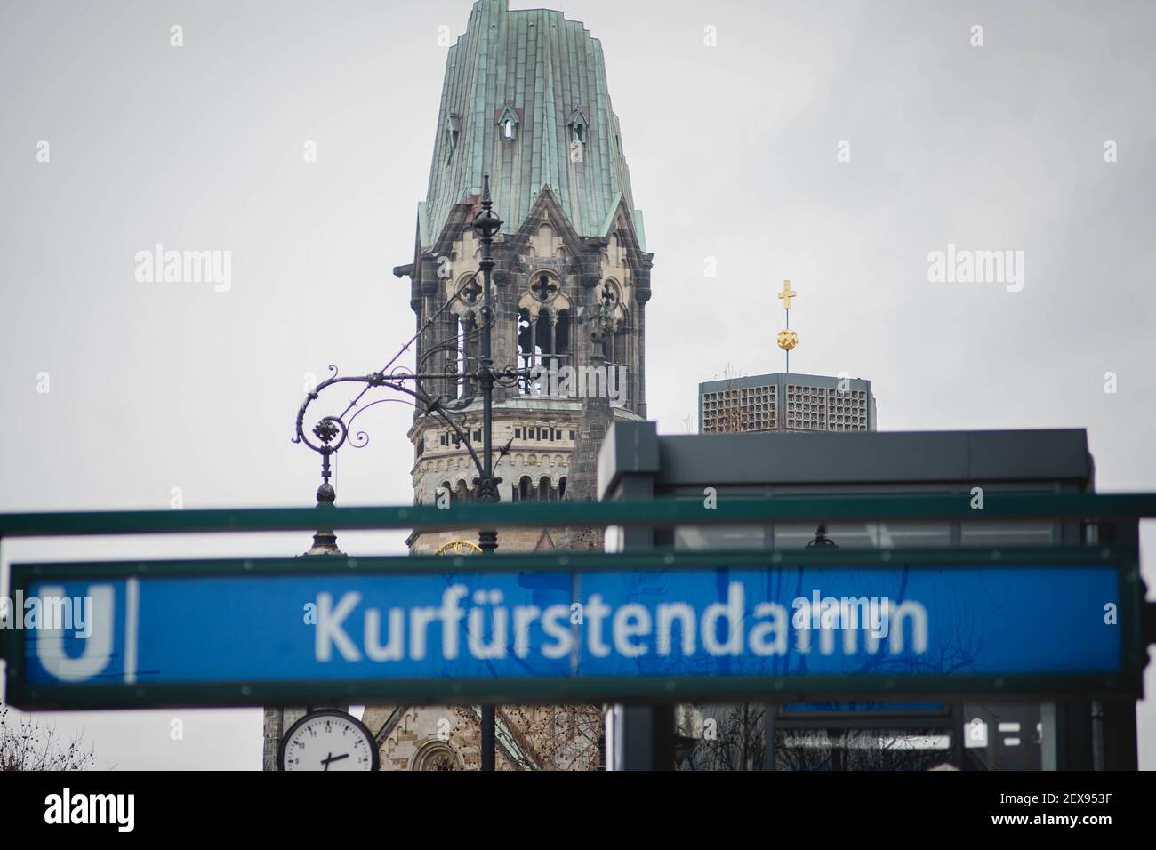 BERLINO, GERMANIA - 26 febbraio 2021: Die Gedaechtnisskirche in Berlin im Hintergrund und im Vordergrund das U- Bahnhofsschild: 'Kurfuerstendamm' Foto Stock