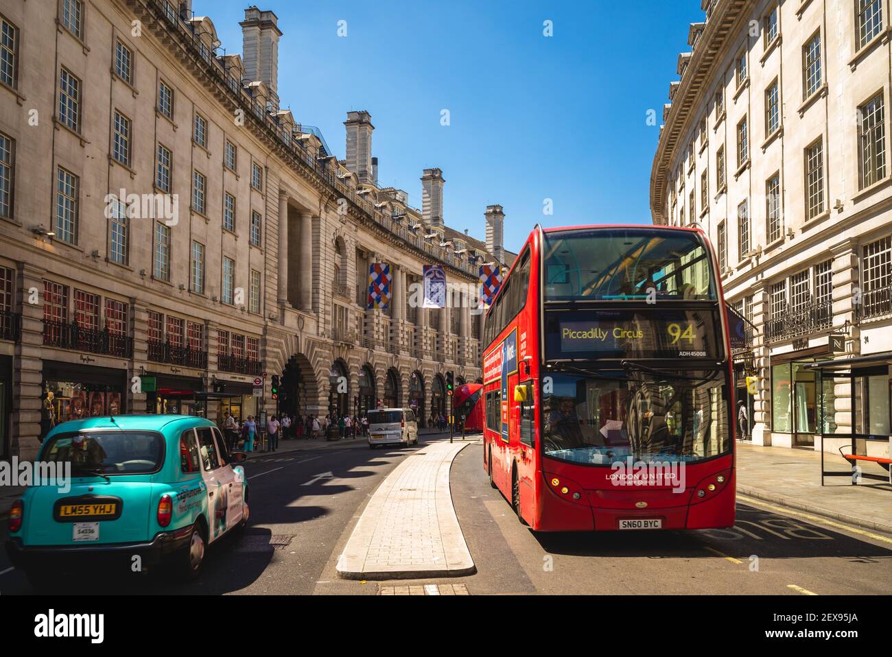 29 giugno 2018: scena stradale vicino al circo di piccadilly, un incrocio stradale e spazio pubblico nella città di Westminster, londra, inghilterra, regno unito. E' stato costruito Foto Stock