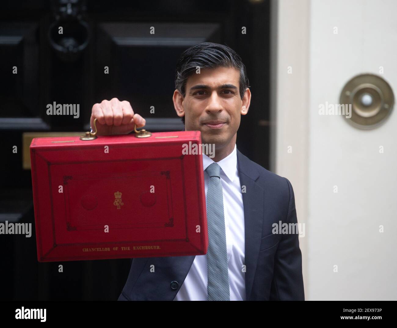 Il Cancelliere dello scacchiere, Rishi Sunak, tiene la famosa valigetta  rossa, Gladstone's Red Box, prima di dirigersi al Parlamento per consegnare  il suo bilancio Foto stock - Alamy