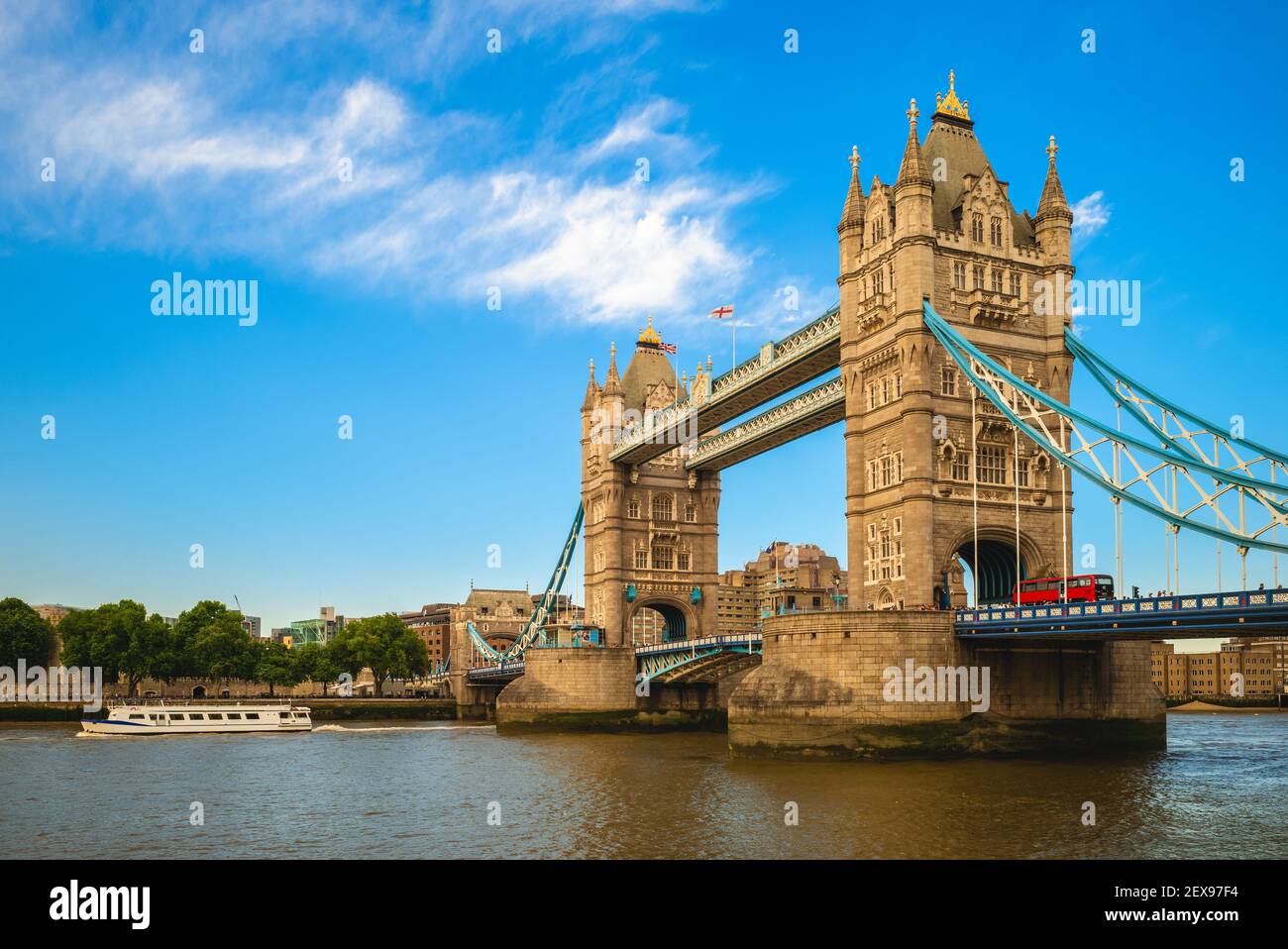 Tower Bridge sul fiume tamigi a Londra, inghilterra, Regno Unito Foto Stock