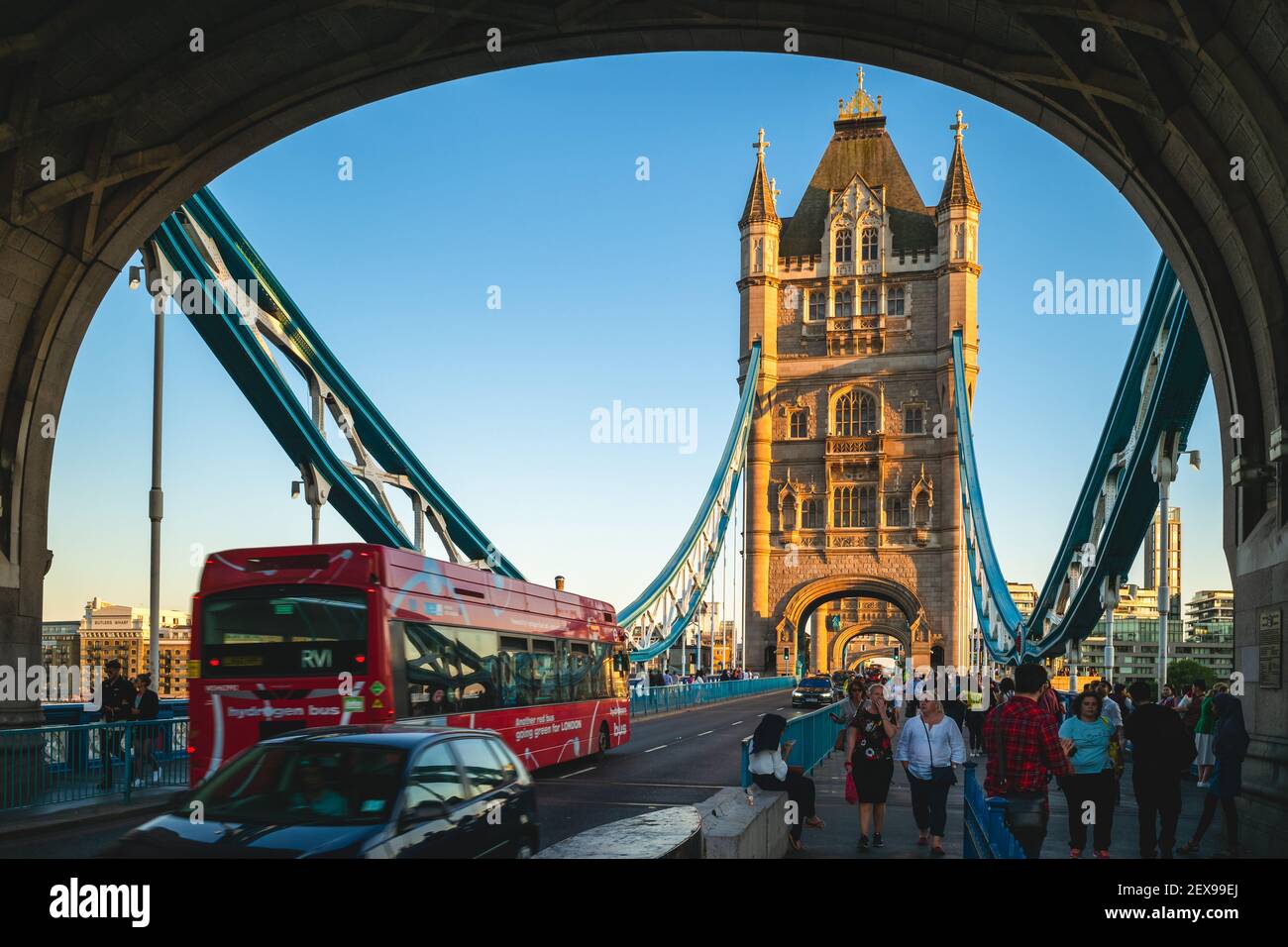 29 giugno 2018: Scenario sul ponte della torre, un ponte combinato di sospensione e di crogiolo che attraversa il Tamigi a Londra, Inghilterra, Regno Unito. È stato costruito tra Foto Stock
