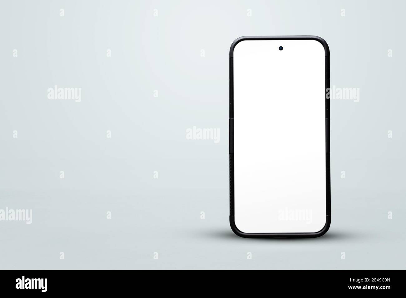 Pulire lo smartphone su sfondo neutro con spazio per la copia Foto Stock