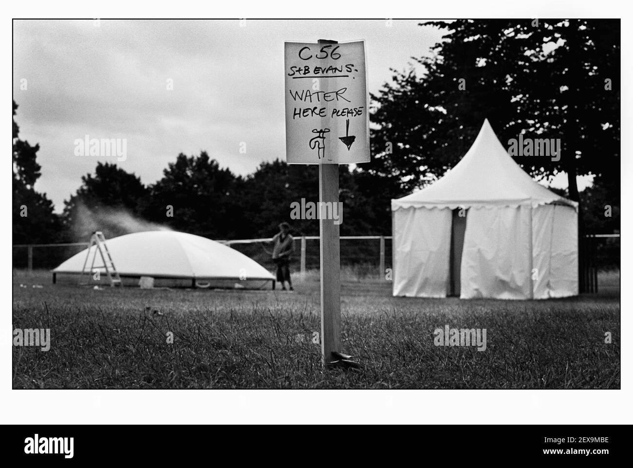 L'elettricità e l'acqua sono fornite per tutti gli stand Giugno 2000 per Lo spettacolo dei Fiori di Hampton Court sara' aperto 4-9 luglio 2000 Foto Stock