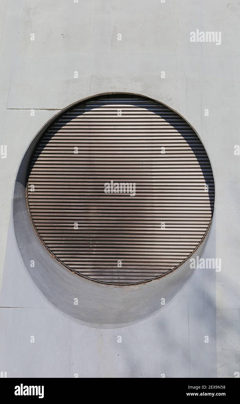 Closeup di lamella di ventilazione circolare isolata su parete bianca Foto Stock