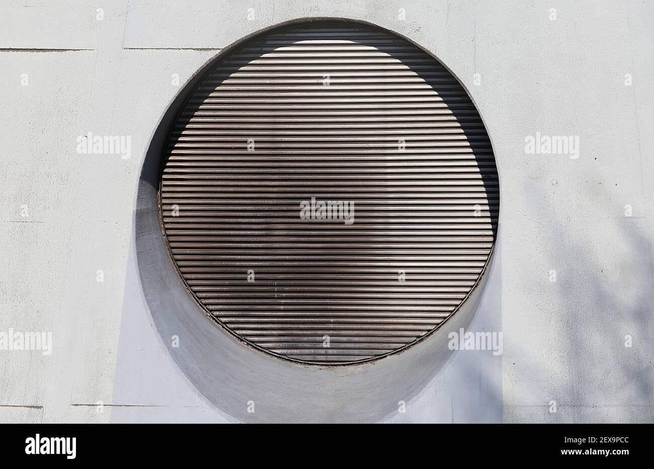 Closeup di lamella di ventilazione circolare isolata su parete bianca Foto Stock
