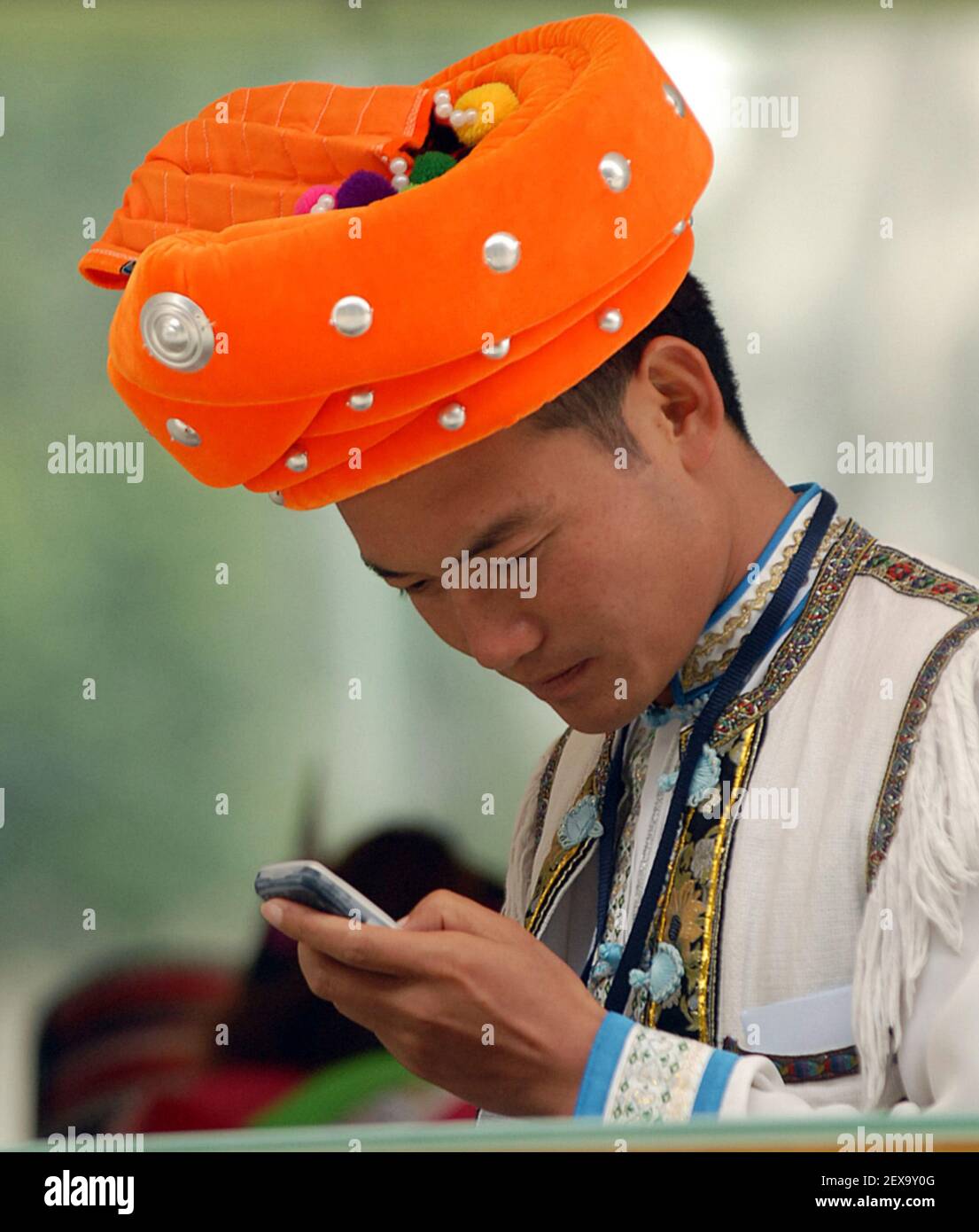 UTENTE DI TELEFONIA MOBILE ALLA FORESTA DI PIETRA, YUNNAN, CINA PIC MIKE WALKER, SETTEMBRE 2007 Foto Stock
